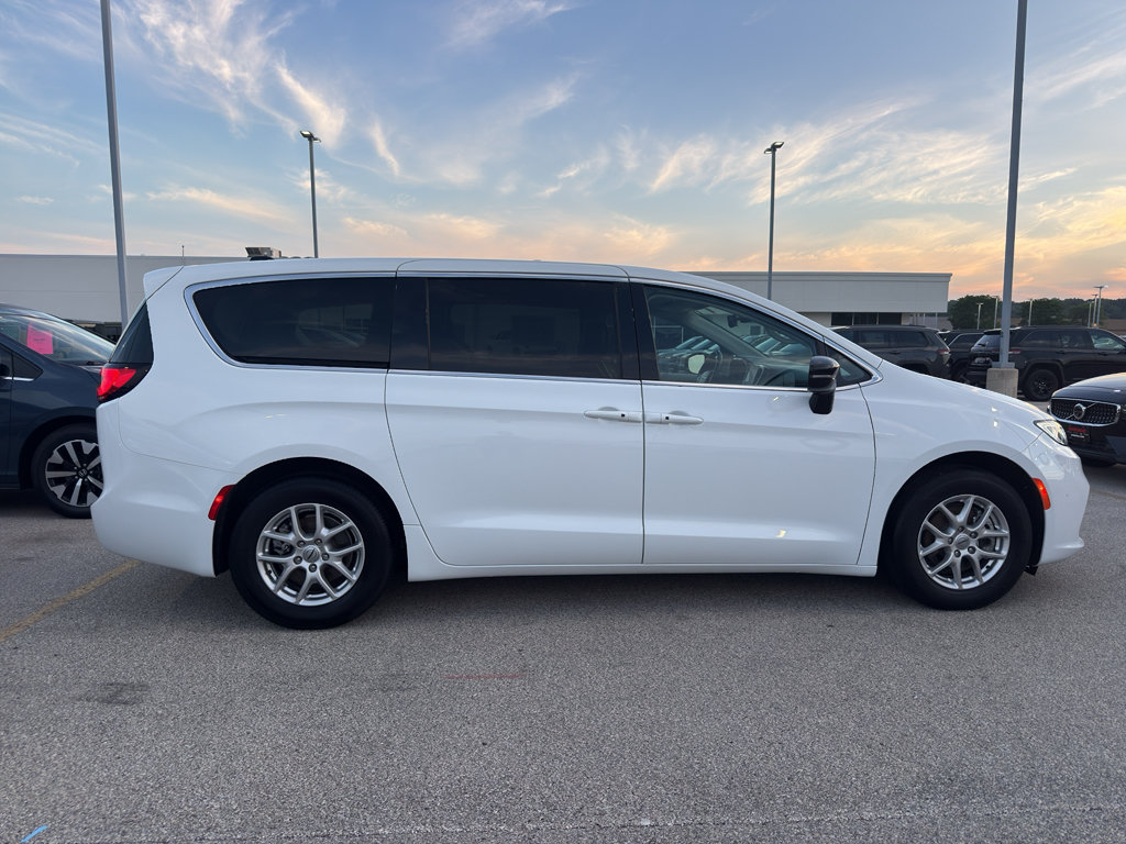 Used 2024 Chrysler Pacifica Touring-L FWD image 4
