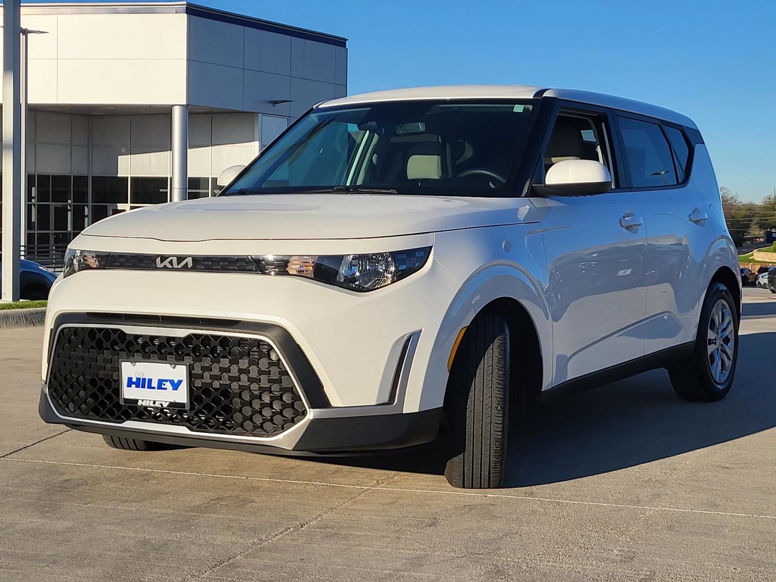 Used 2023 Kia Soul LX image 2