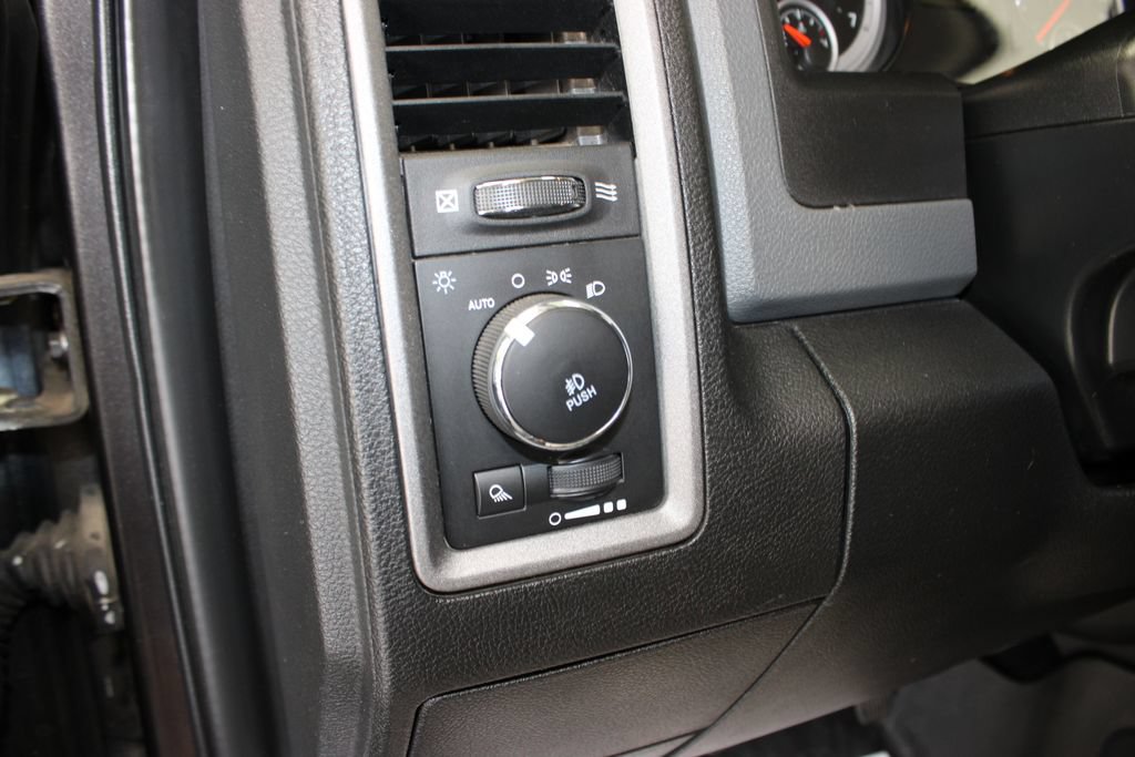 Used 2017 RAM 1500 Express AWD/4WD image 9