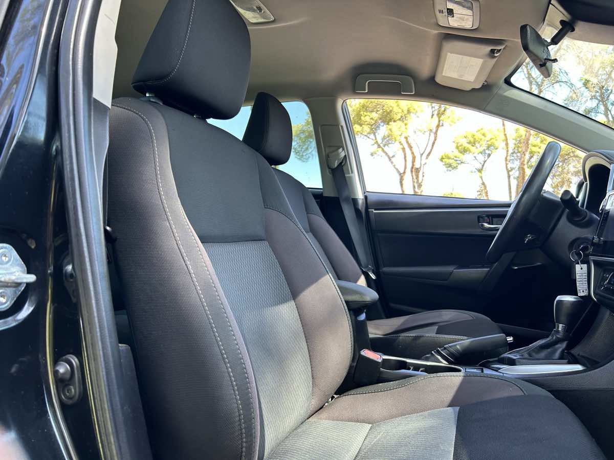 Used 2018 Toyota Corolla LE FWD image 30