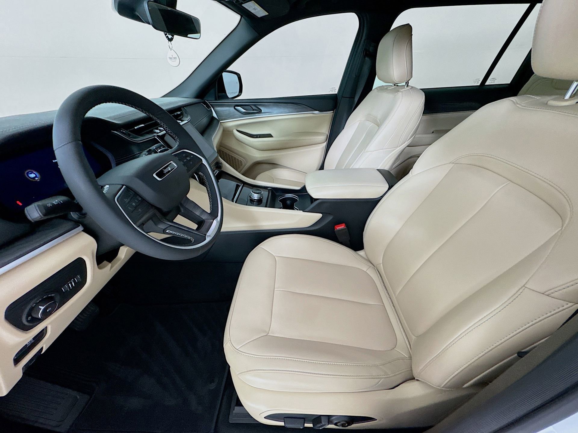 Used 2025 Jeep Grand Cherokee L Limited RWD image 22