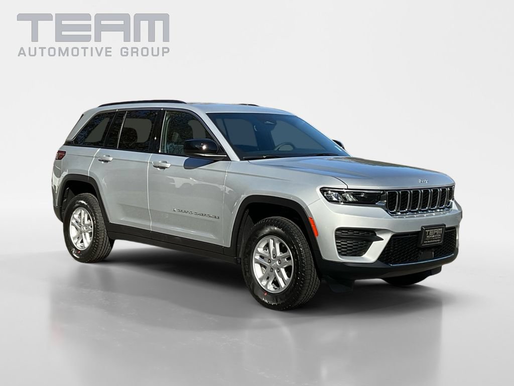Used 2025 Jeep Grand Cherokee Laredo RWD image 1
