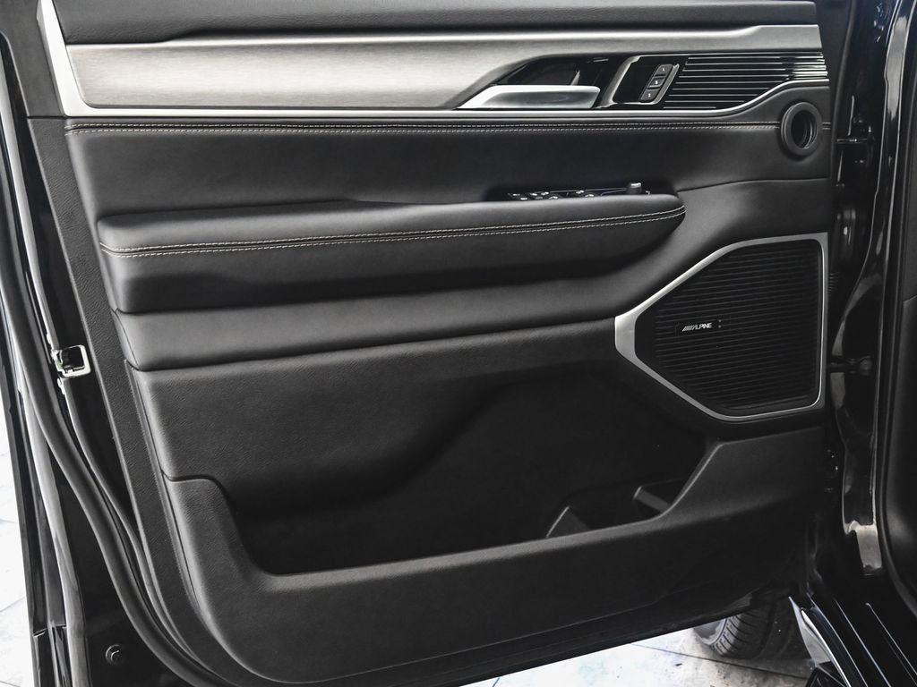 Used 2025 Jeep Wagoneer 4WD image 8