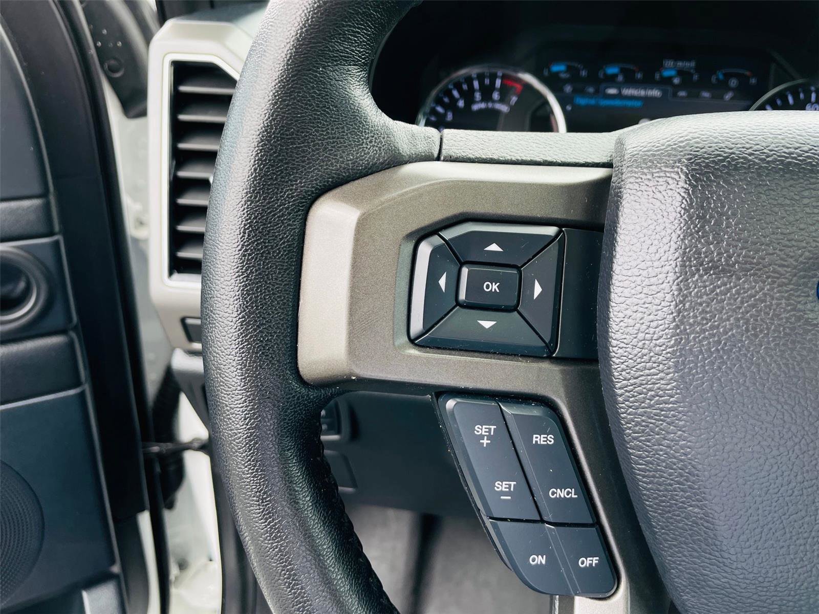 Used 2020 Ford Expedition XLT w/ Equipment Group 202A AWD/4WD image 13