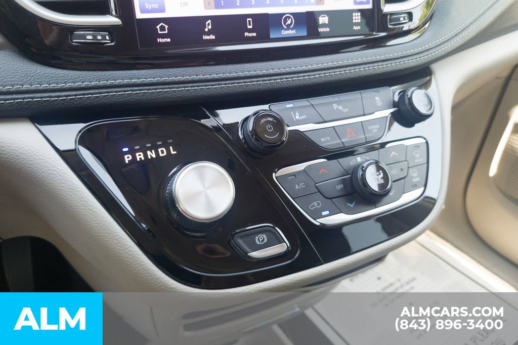 Used 2023 Chrysler Pacifica Touring-L image 26