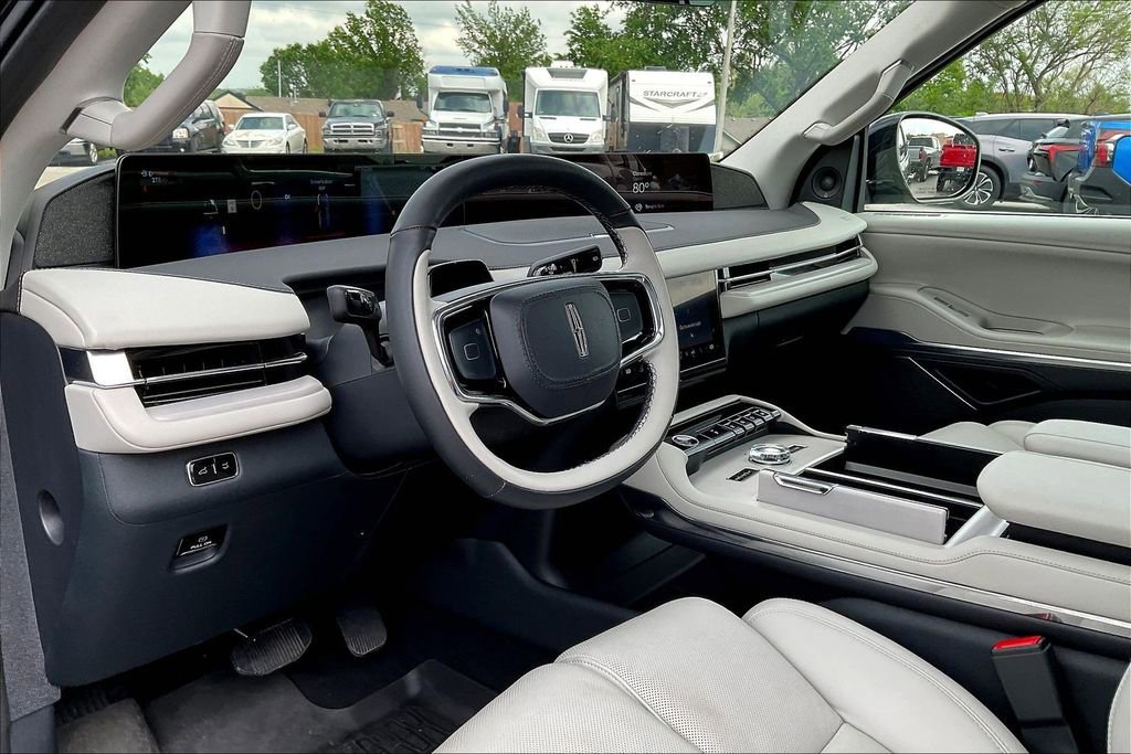 Used 2025 Lincoln Navigator Reserve image 13