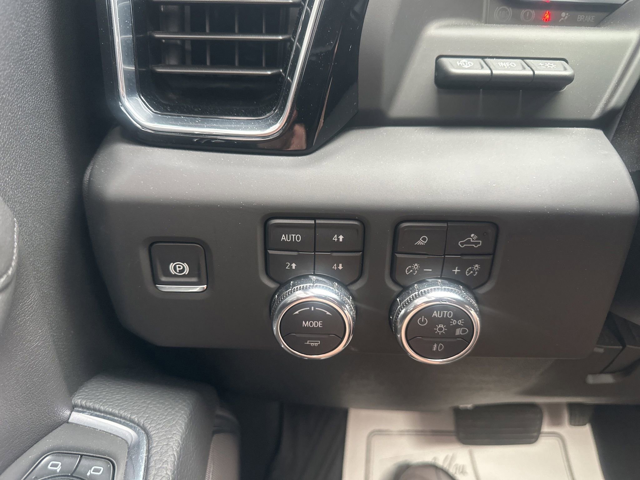 Used 2025 GMC Sierra 3500 Denali w/ Denali Reserve Package AWD/4WD image 37