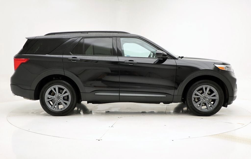 Used 2023 Ford Explorer XLT w/ Equipment Group 202A AWD/4WD image 3