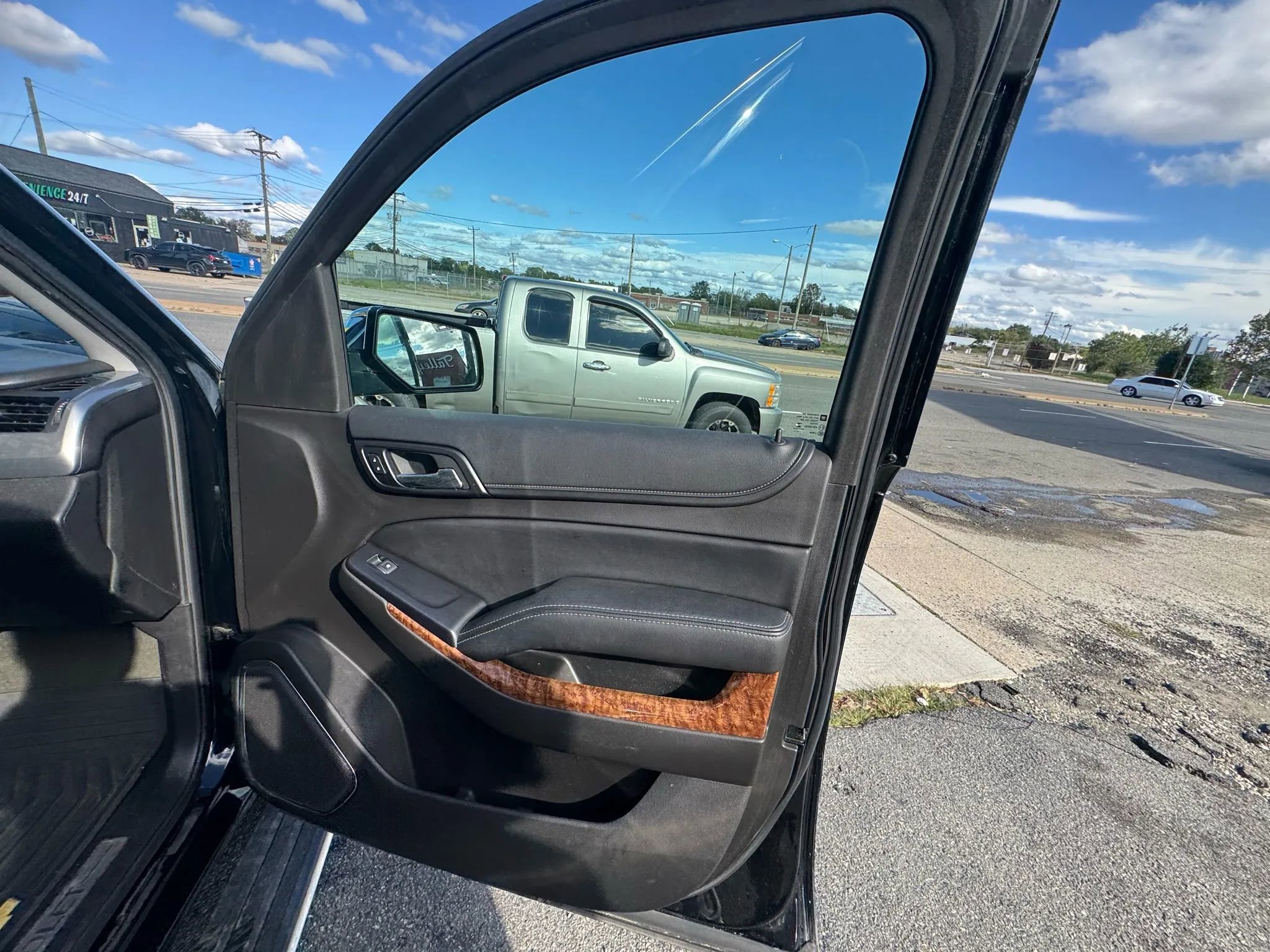 Used 2015 Chevrolet Suburban LTZ image 23