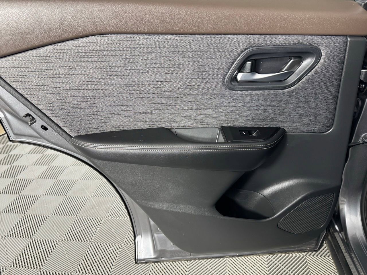 Used 2023 Nissan Rogue SV image 24