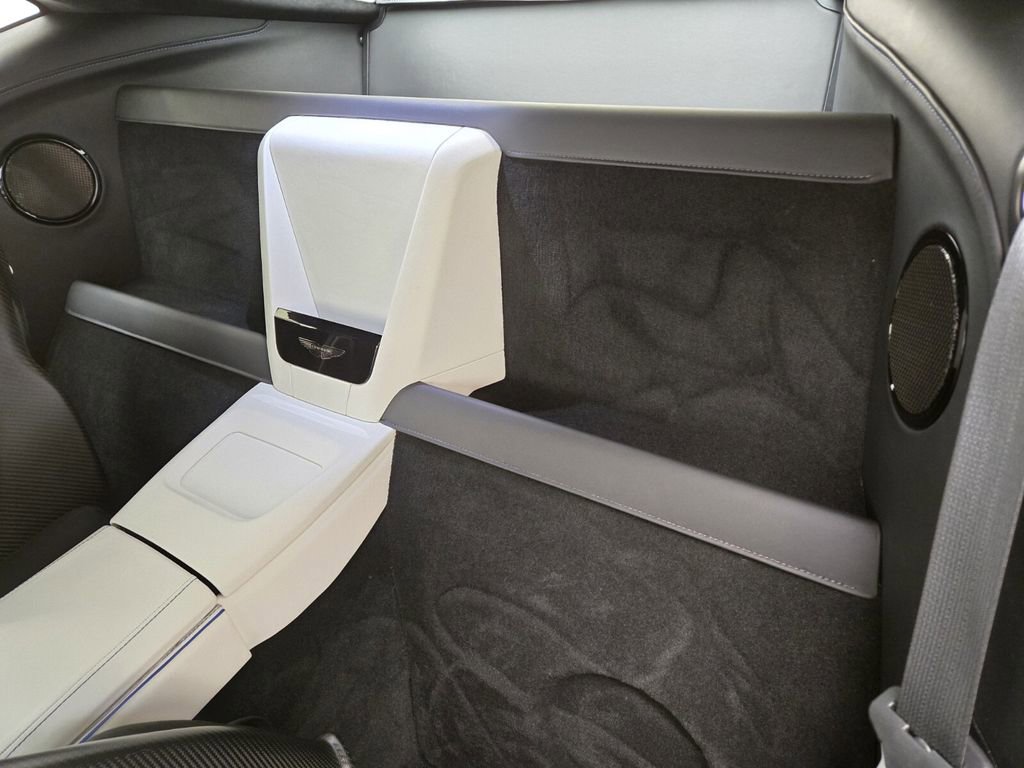 Used 2025 Aston Martin V8 Vantage Coupe image 18