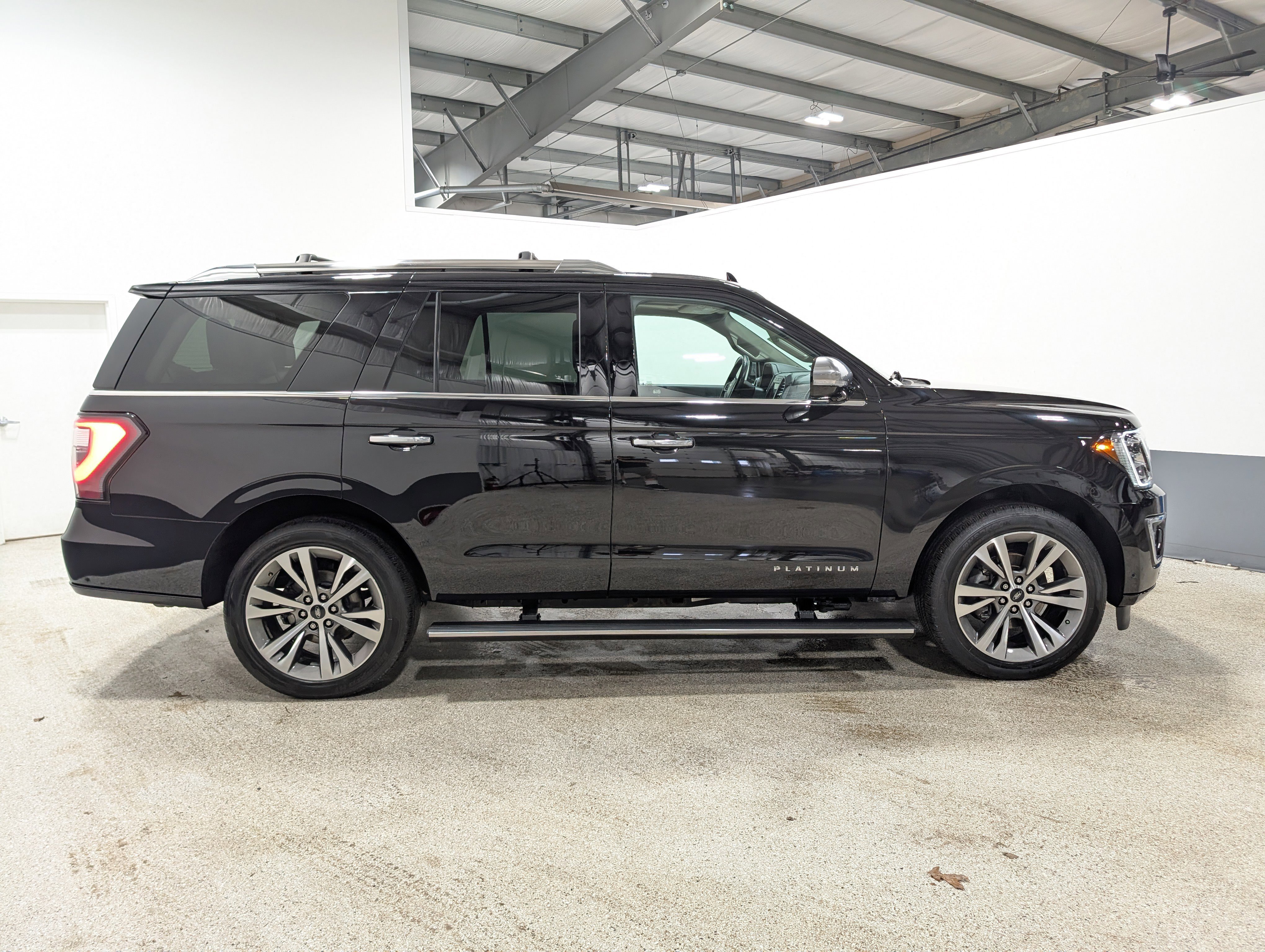 Used 2020 Ford Expedition Platinum image 2