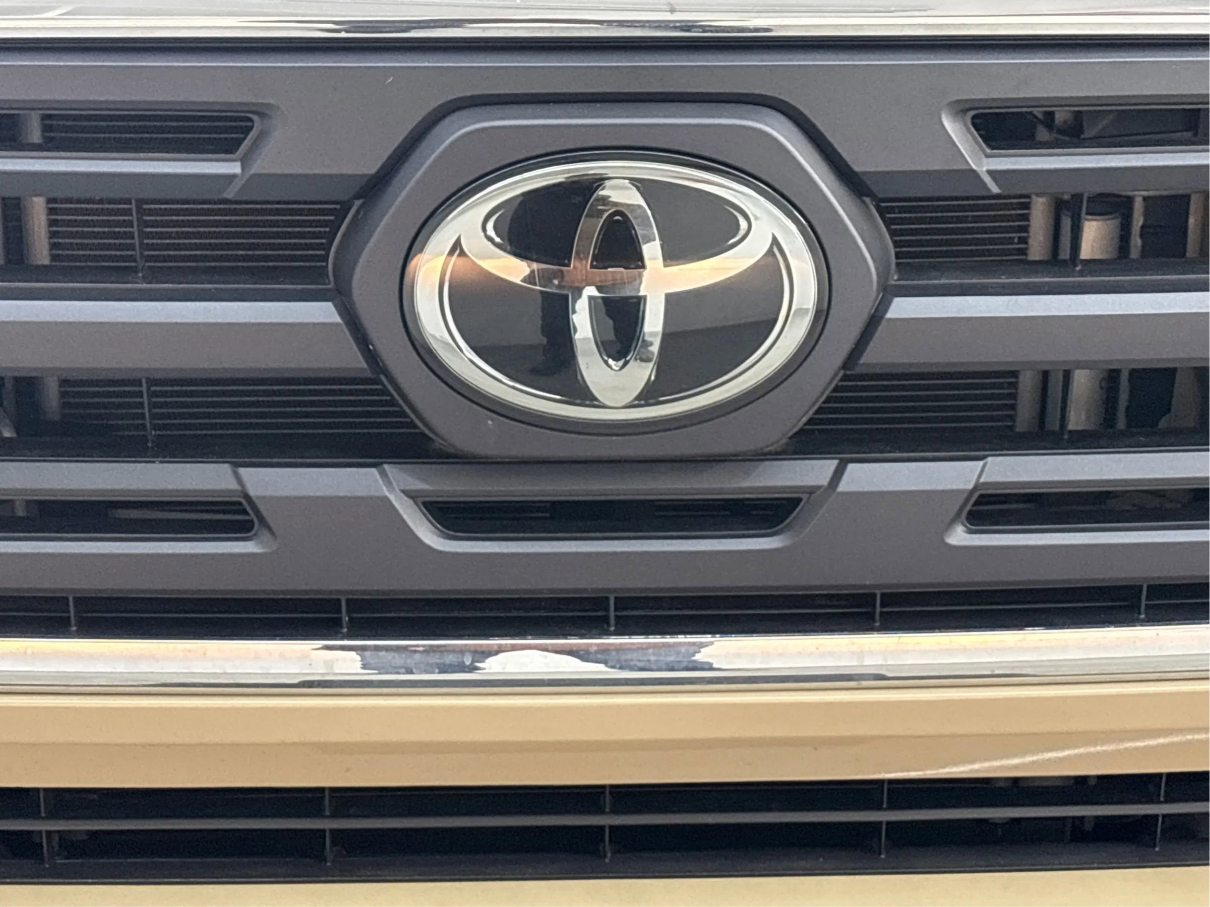 Used 2018 Toyota Tacoma SR5 AWD/4WD image 35