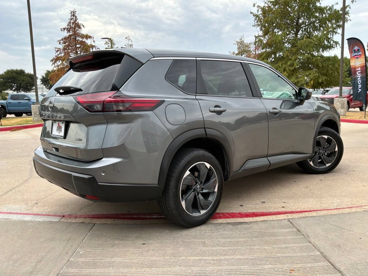 Used 2025 Nissan Rogue SV AWD/4WD image 6
