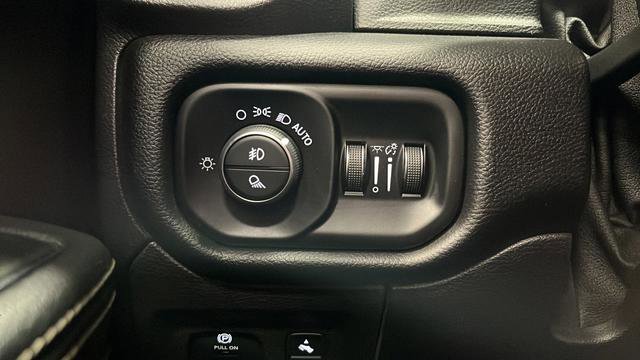 Used 2019 RAM 1500 Laramie w/ Sport Appearance Package AWD/4WD image 31