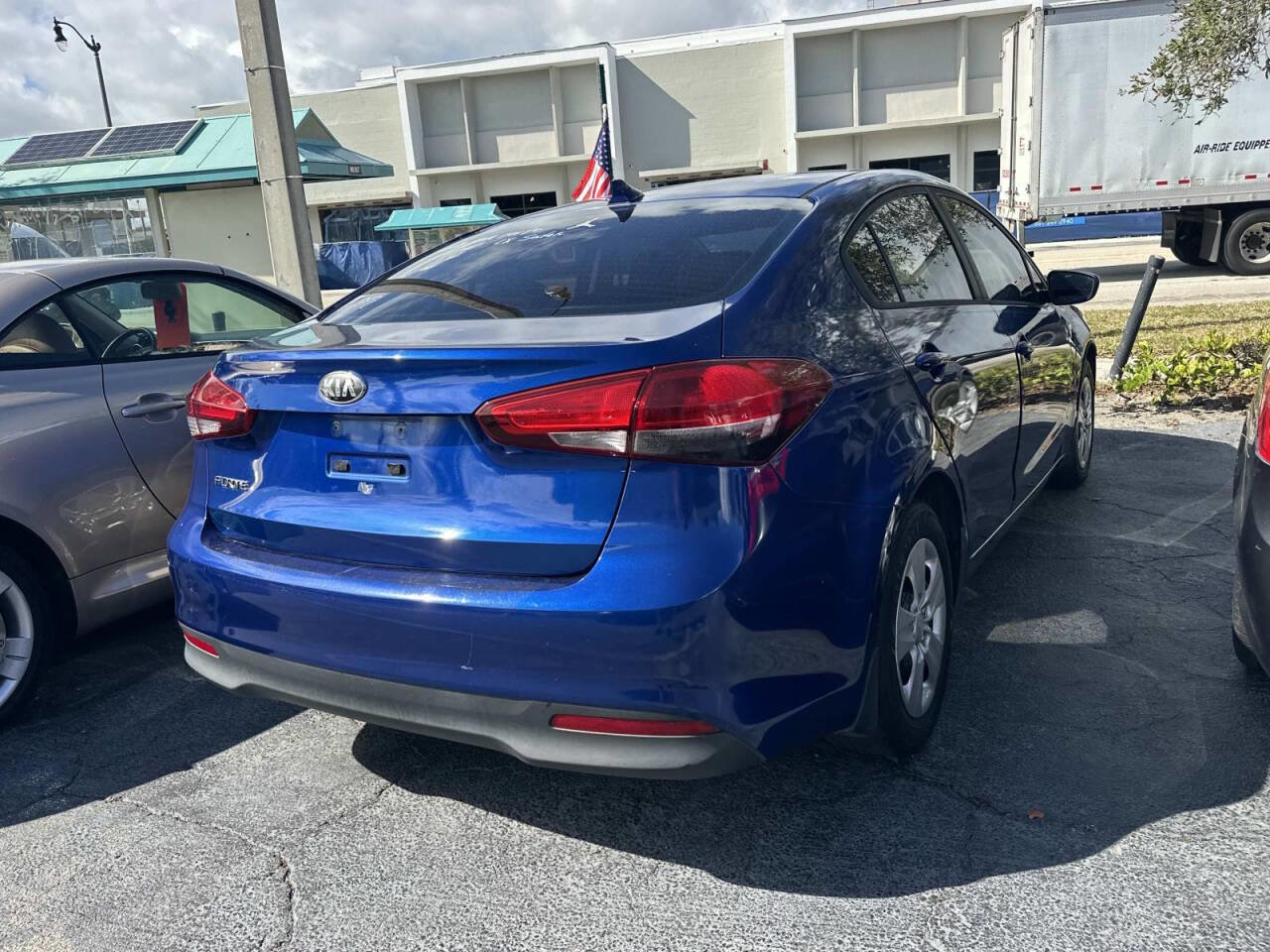 Used 2017 Kia Forte LX FWD image 3