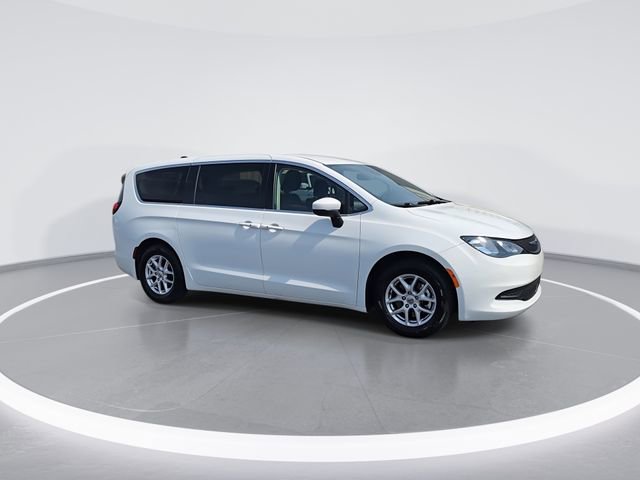 Used 2023 Chrysler Voyager LX image 2