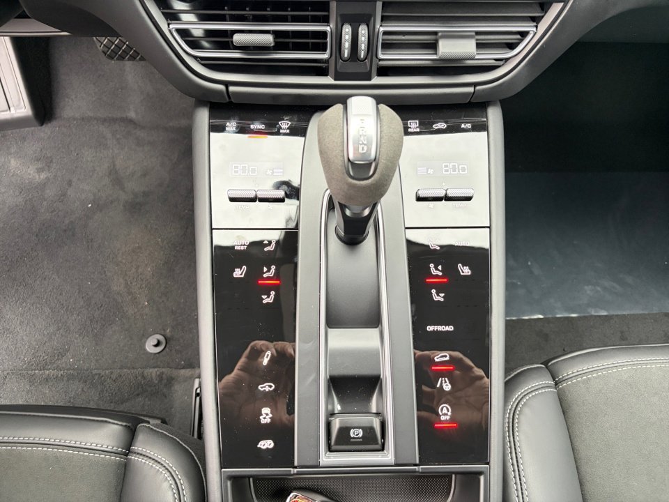 New 2026 Porsche Macan GTS image 21