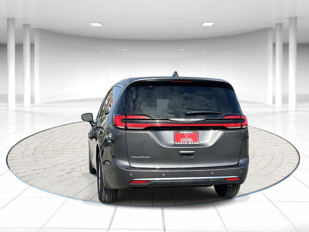 Used 2023 Chrysler Pacifica Touring-L image 3