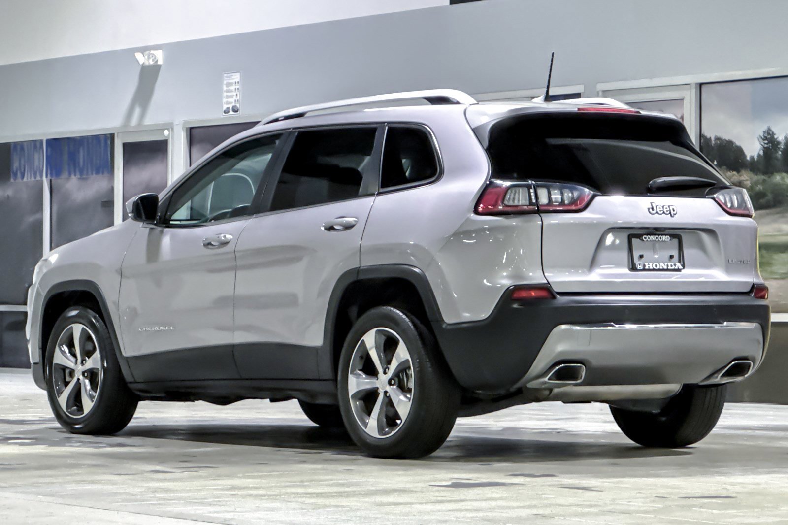 Used 2019 Jeep Cherokee Limited FWD image 3
