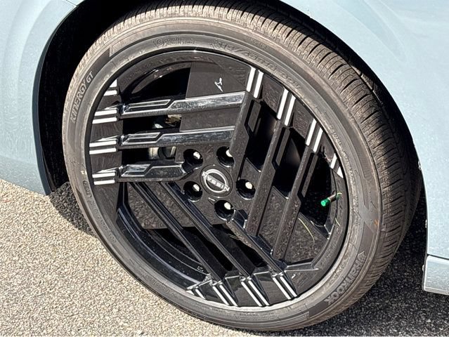 New 2026 Nissan Sentra SR w/ SR Premium Package FWD image 23