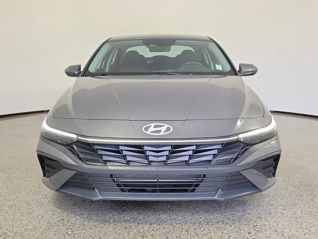 Used 2025 Hyundai Elantra SE FWD image 3