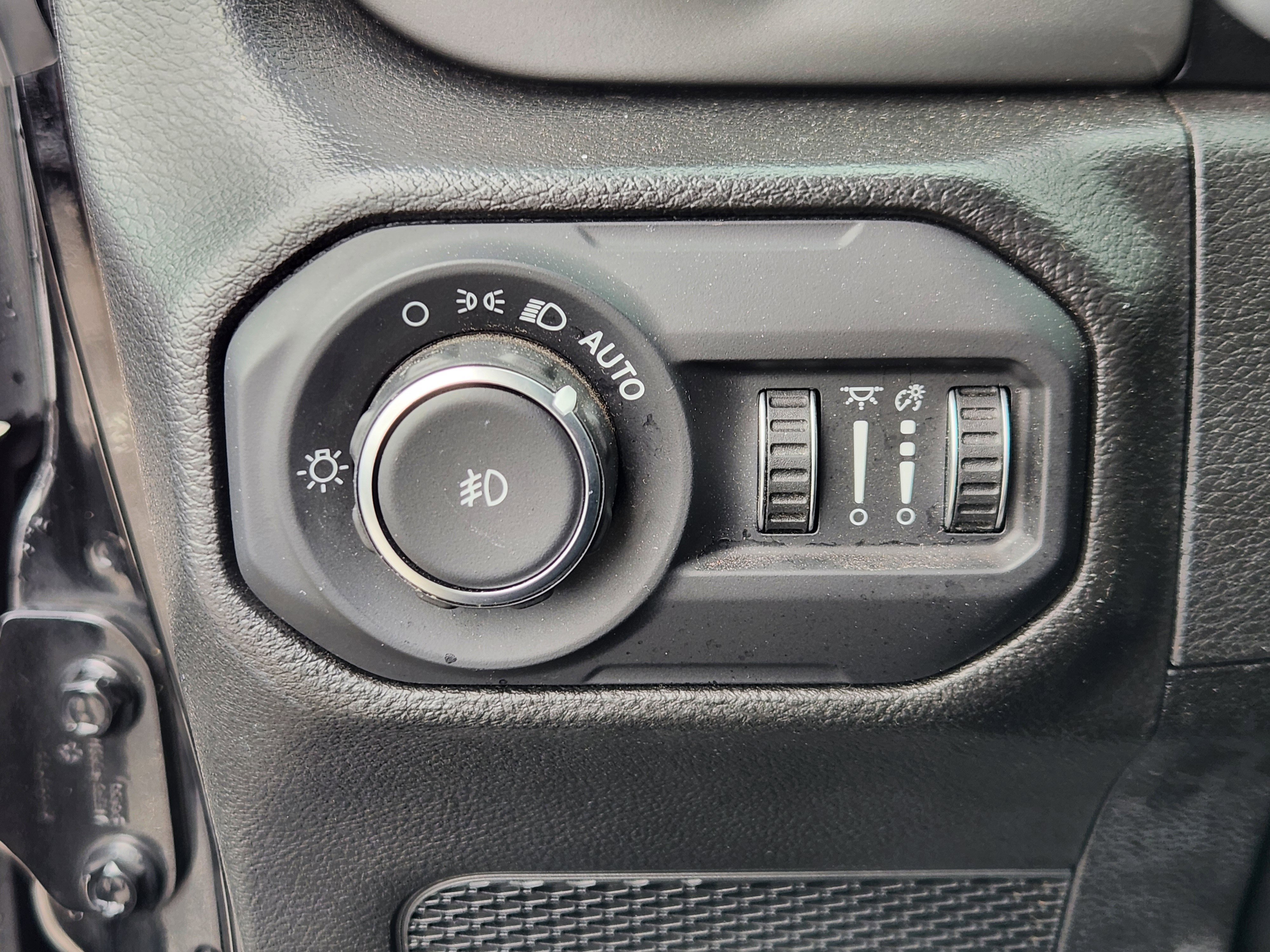 Used 2022 Jeep Wrangler Unlimited Sahara AWD/4WD image 26