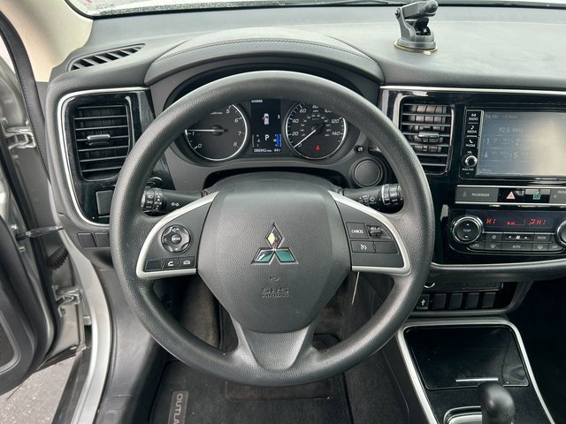 Used 2019 Mitsubishi Outlander SE image 18