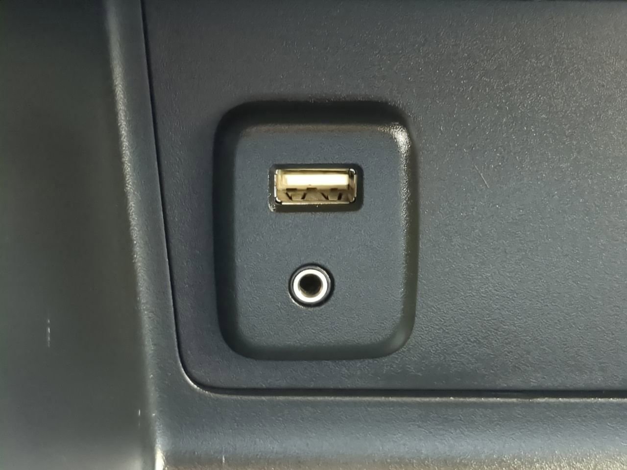 Used 2015 Chevrolet Colorado LT w/ Luxury Package image 21