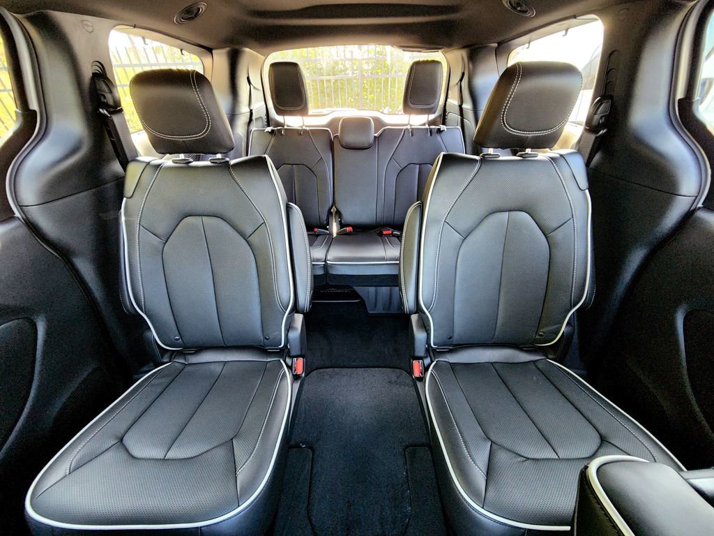 New 2026 Chrysler Pacifica Limited w/ Uconnect Theater Family Group image 32