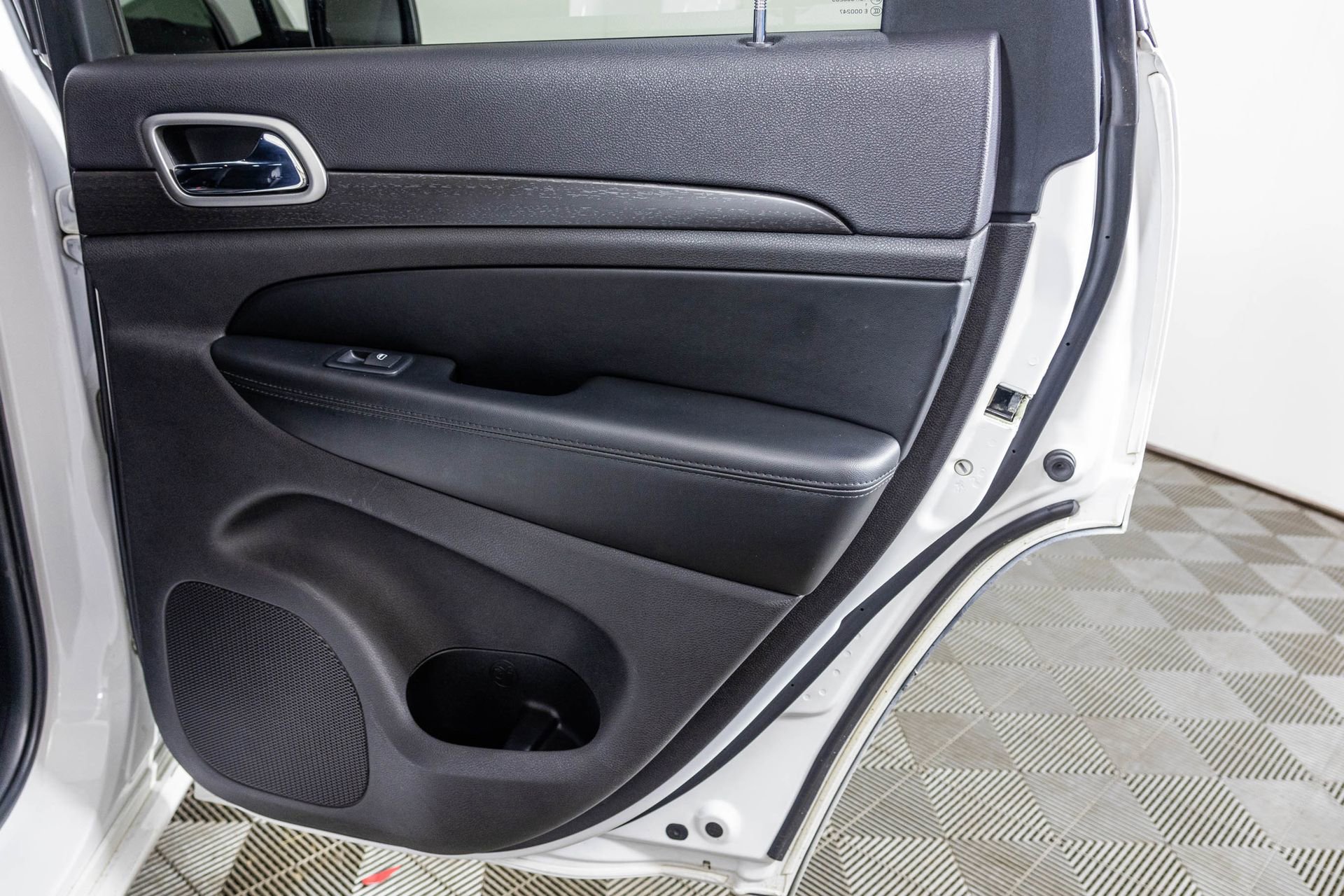 Used 2018 Jeep Grand Cherokee Altitude image 47