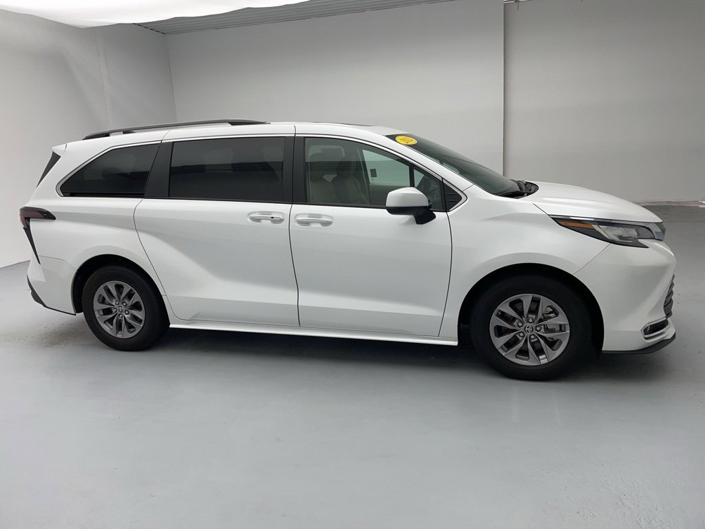 Used 2023 Toyota Sienna XLE image 12