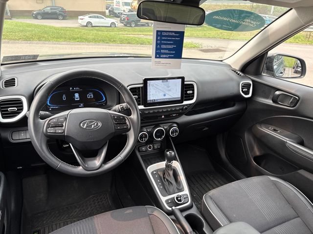 Used 2025 Hyundai Venue Limited FWD image 11