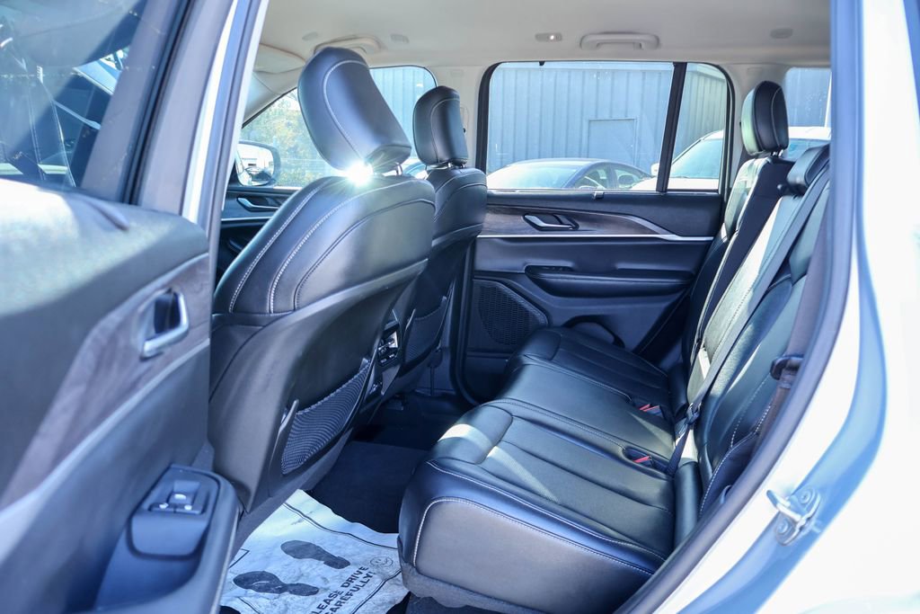 Used 2023 Jeep Grand Cherokee Limited w/ Luxury Tech Group II image 9