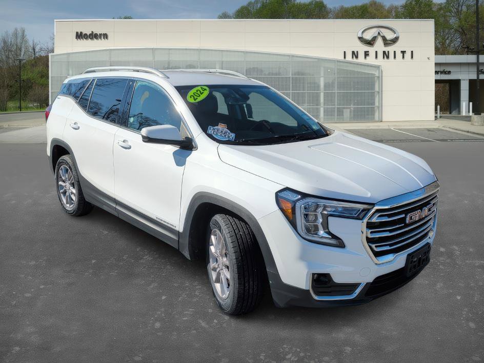 Used 2024 GMC Terrain SLT image 2