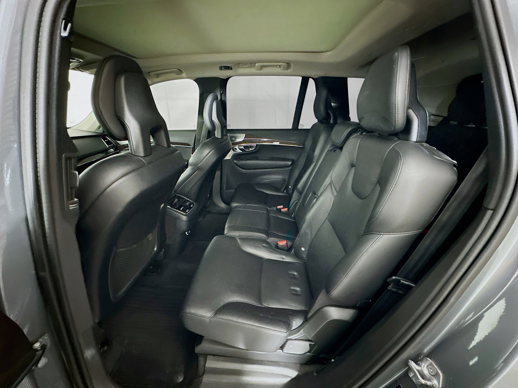 Used 2016 Volvo XC90 T6 Momentum w/ Momentum Plus Package image 29