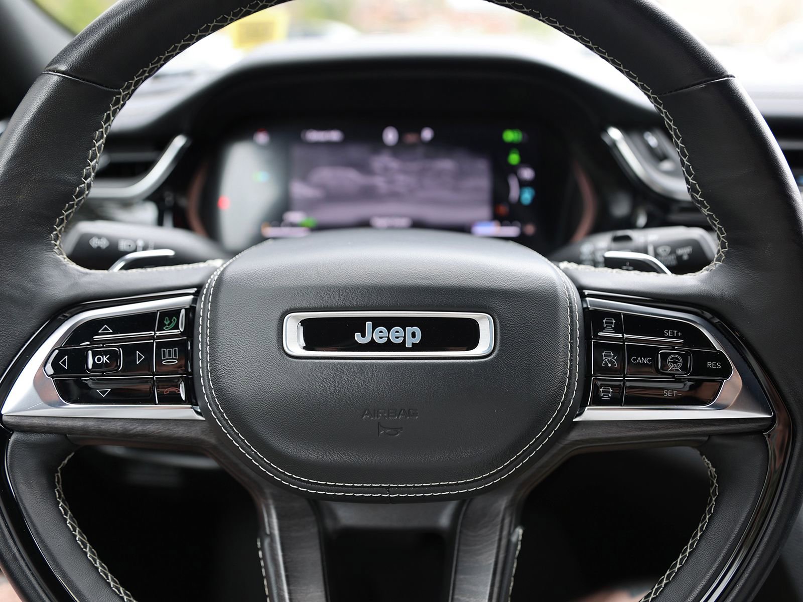 Used 2022 Jeep Grand Cherokee Overland w/ Advanced Protech Group III AWD/4WD image 43