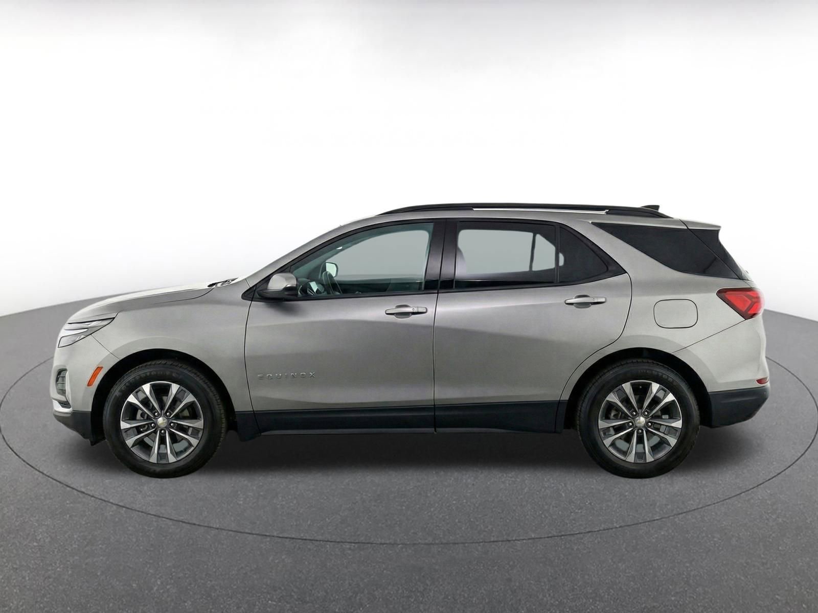 Used 2025 Chevrolet Equinox LT FWD image 3