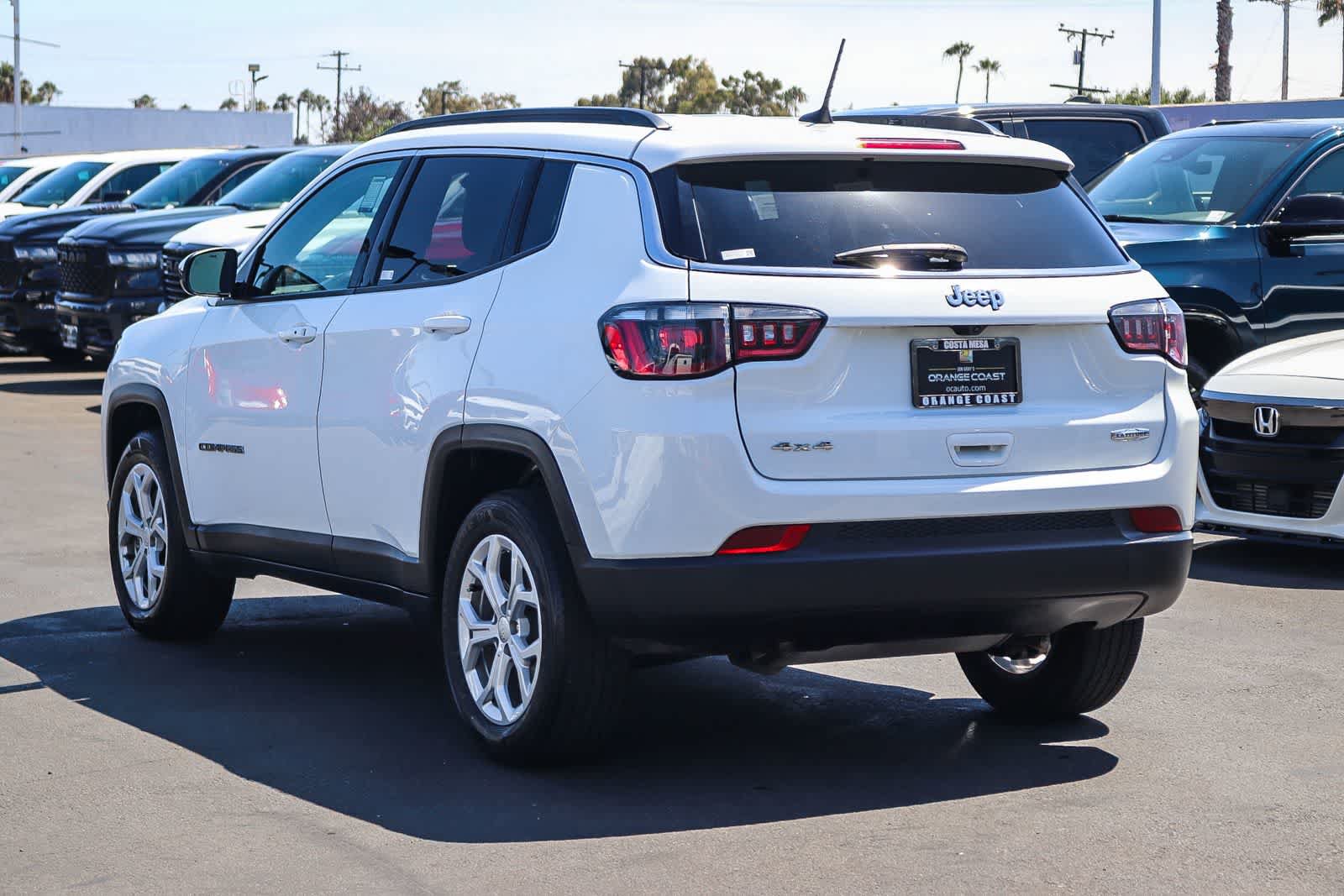 Used 2024 Jeep Compass Latitude AWD/4WD image 6