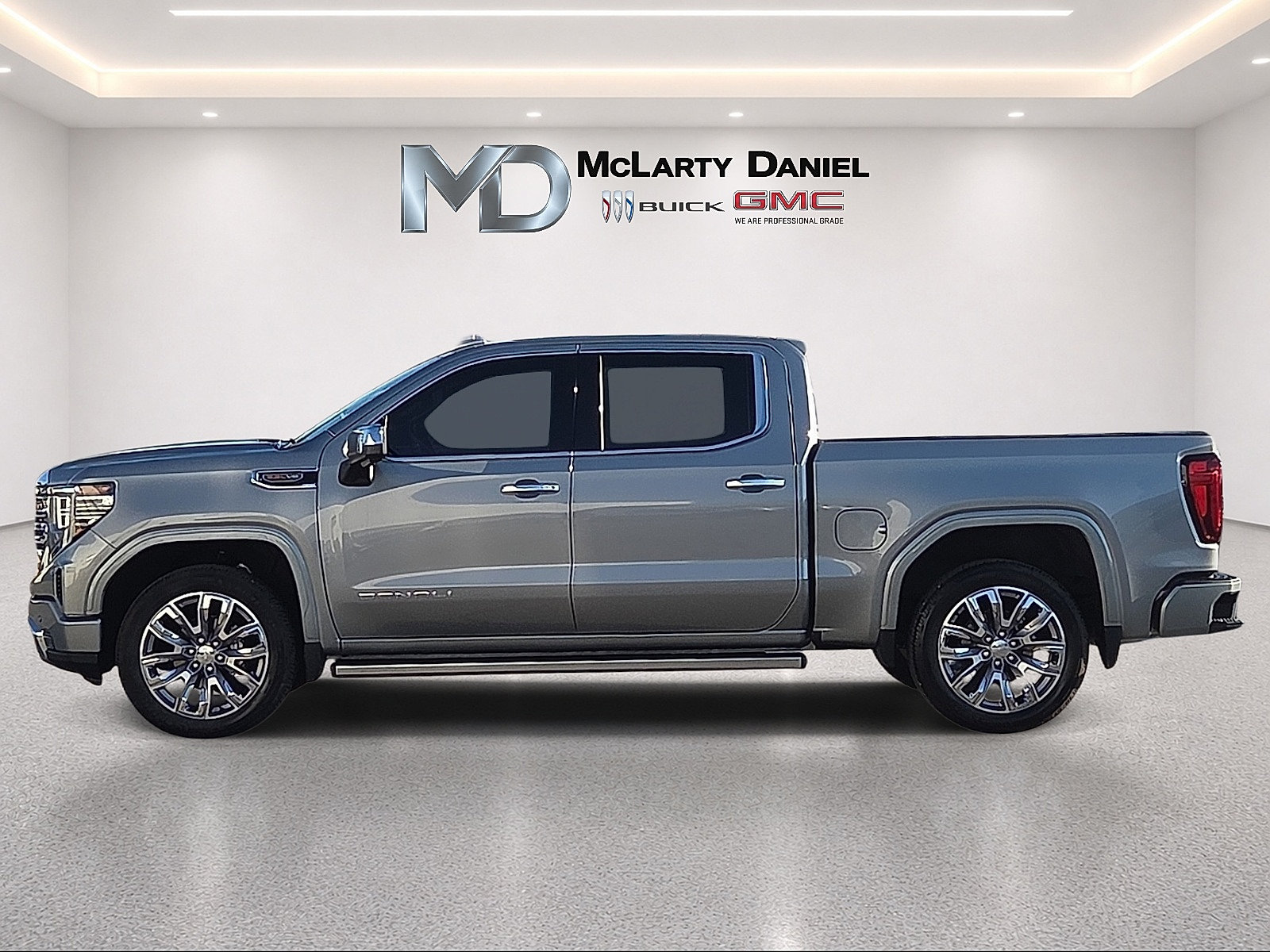 Used 2023 GMC Sierra 1500 Denali AWD/4WD image 2