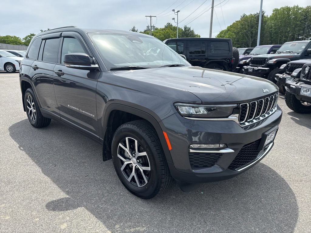 Used 2025 Jeep Grand Cherokee Limited w/ Trailer Tow Package AWD/4WD image 7