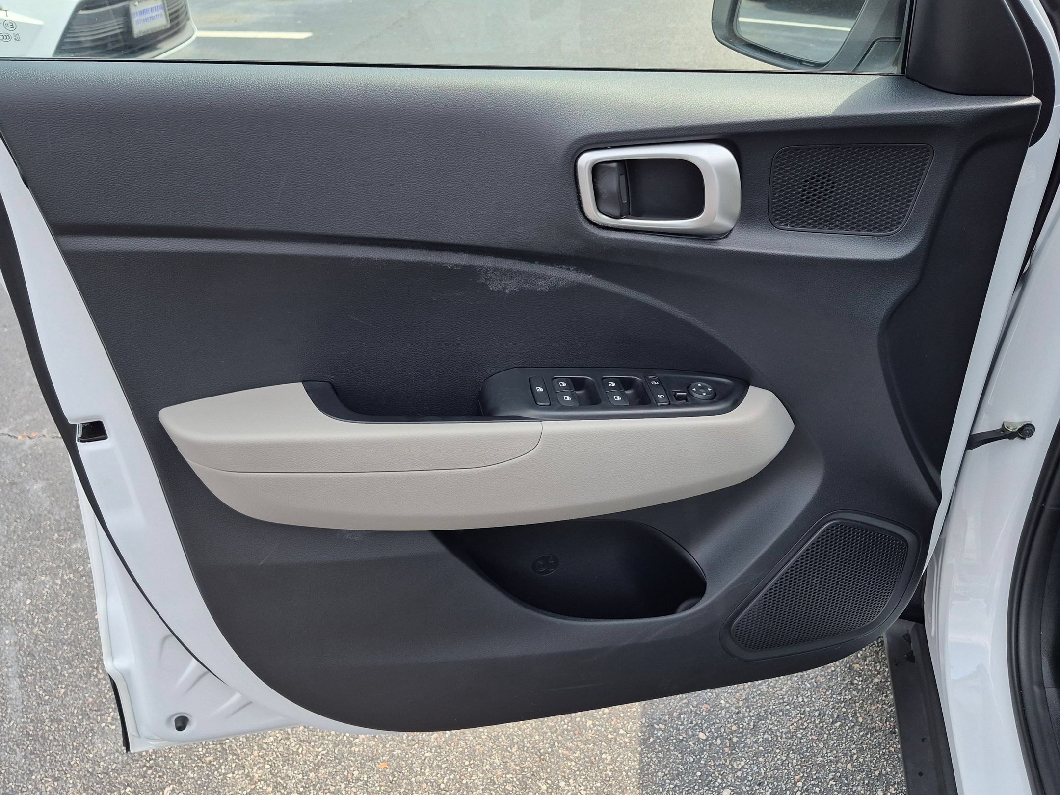Used 2025 Hyundai Venue SEL FWD image 11