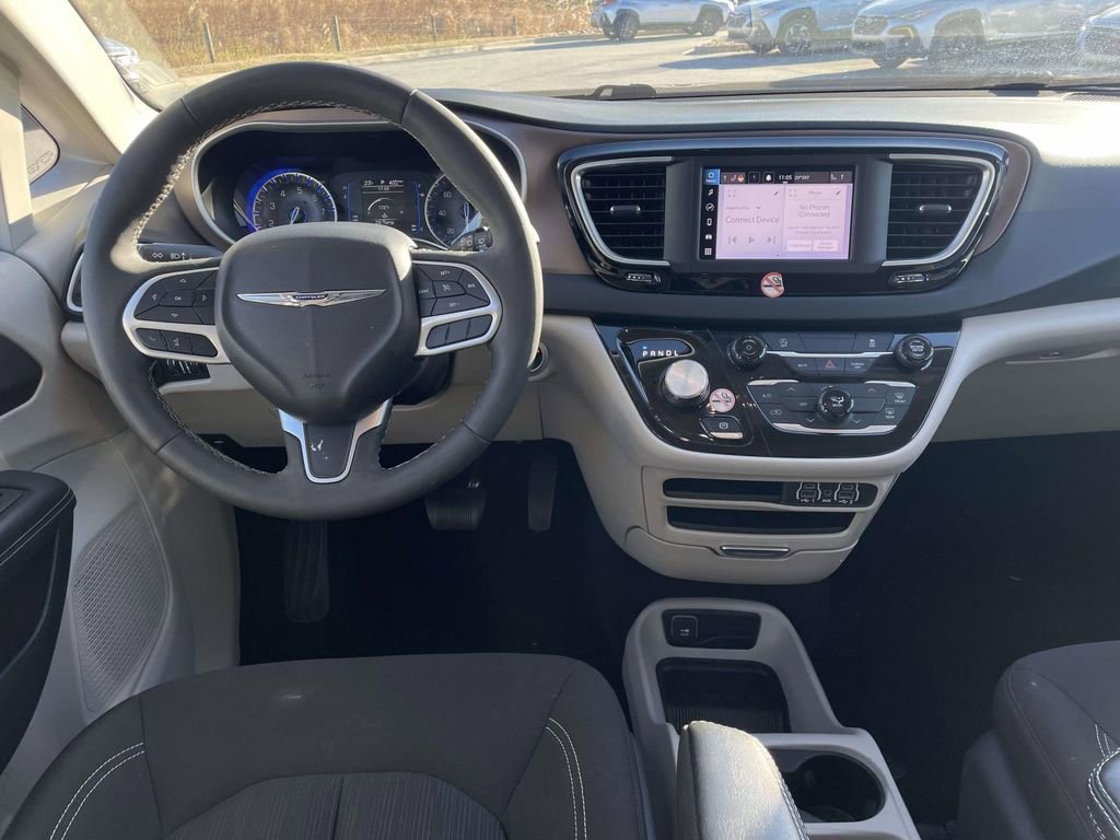 Used 2024 Chrysler Voyager LX image 4