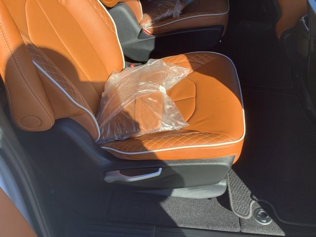 Used 2024 Chrysler Pacifica Pinnacle image 13