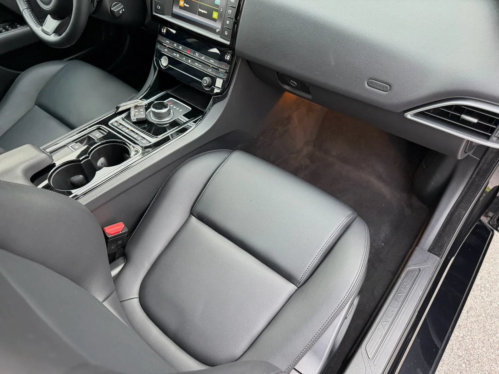 Used 2017 Jaguar XE Premium AWD/4WD image 39