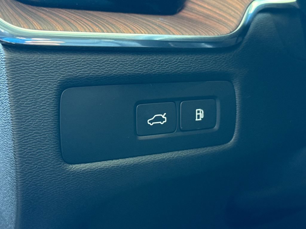 Certified 2023 Volvo XC60 T8 Plus w/ Climate Package AWD/4WD image 28
