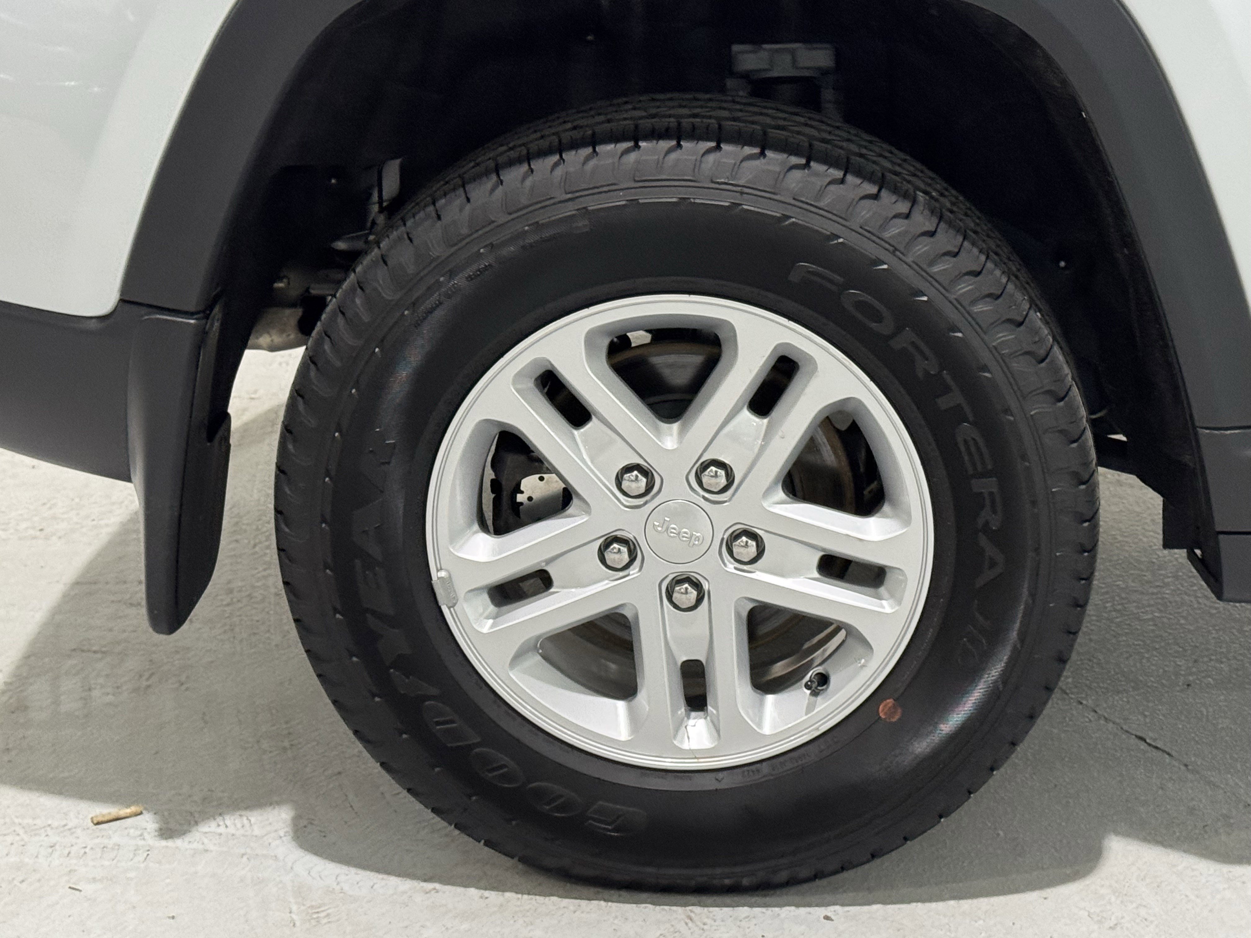 Used 2024 Jeep Grand Cherokee Laredo w/ MOPAR Finishing Package image 38