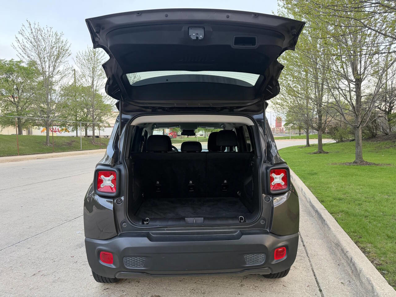 Used 2021 Jeep Renegade Latitude FWD image 31