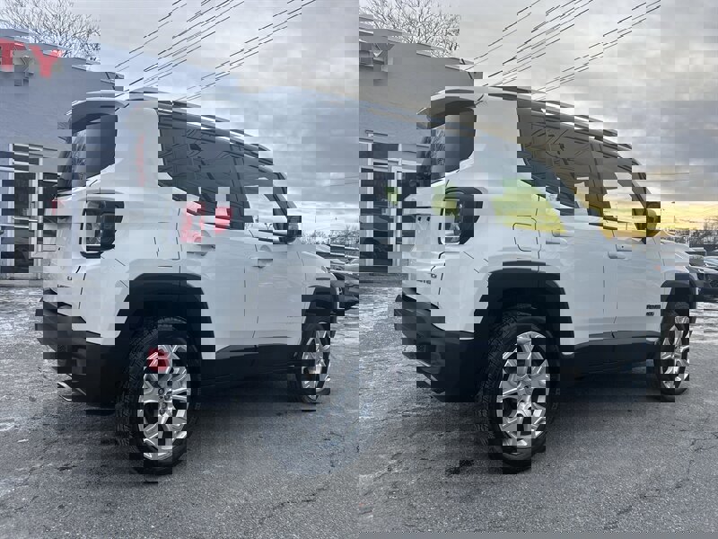 Used 2016 Jeep Renegade Limited image 4