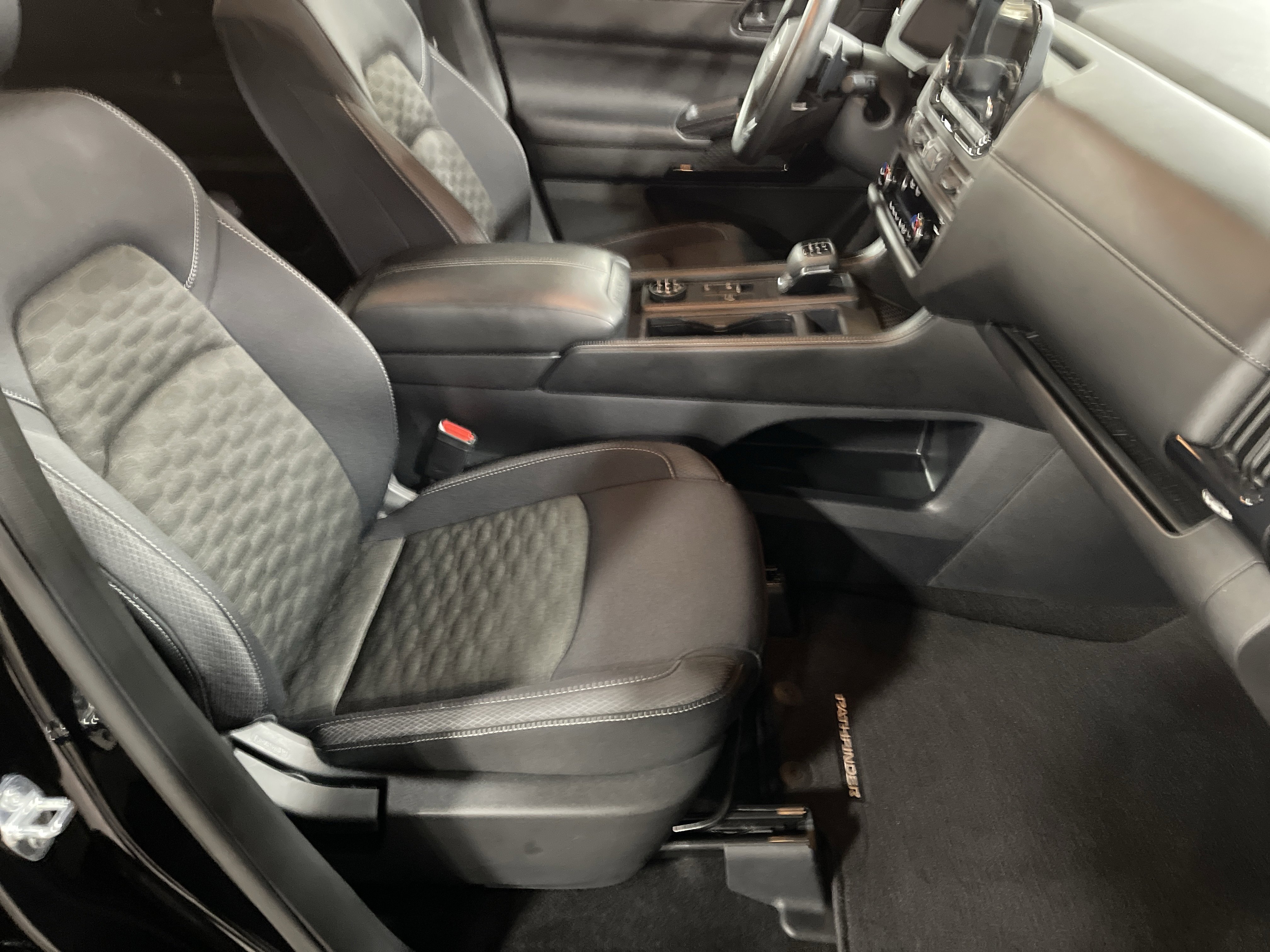 Used 2024 Nissan Pathfinder S image 14